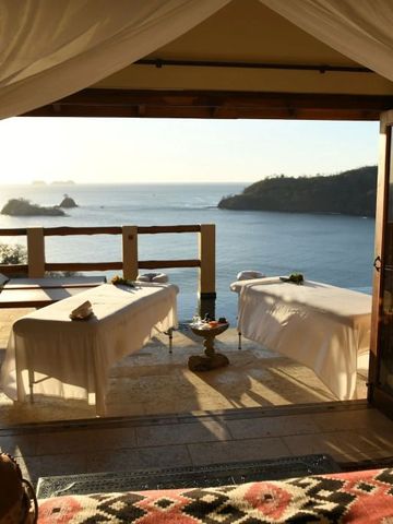 Entspannungsbereich mit Meerblick von einem Spa