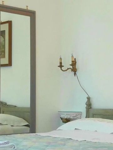 Hotelzimmer mit Spiegel und historischem Mobiliar