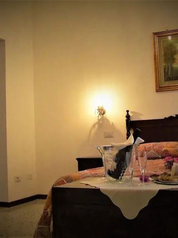 Gemütliches Schlafzimmer mit Sekt am Bett