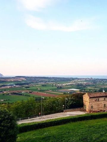 Panoramablick auf grüne Landschaft und Küste