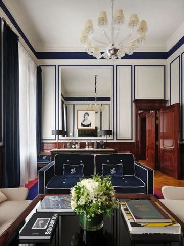 Luxuriöse Suite mit stilvollem Interieur und eleganter Dekoration