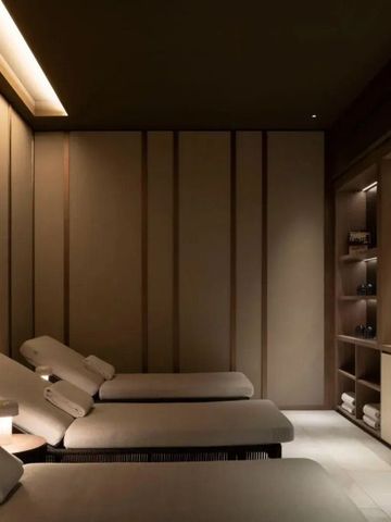 Eleganter Spa-Bereich mit Liegen und dezenter Beleuchtung