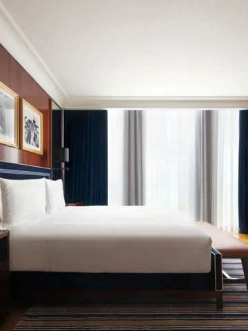 Geräumiges Schlafzimmer mit großem Bett und moderner Einrichtung