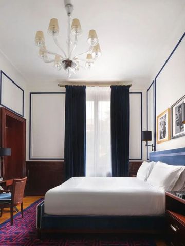 Luxuriöses Hotelzimmer mit dekorativem Kronleuchter