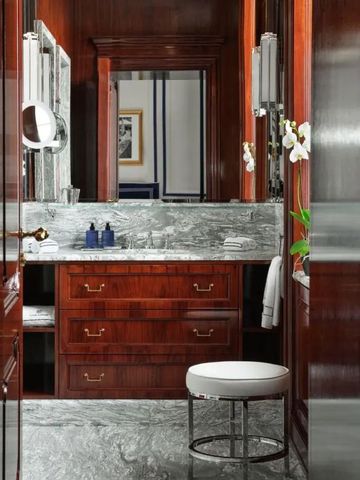 Badezimmer im Hotel mit Marmor und Holzverkleidung