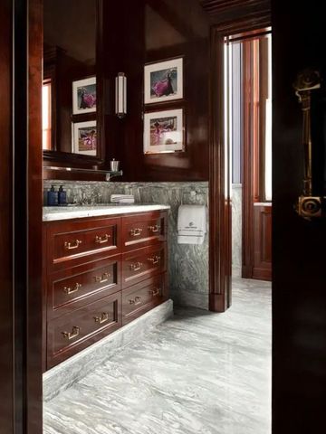 Schickes Badezimmer mit edler Holzausstattung