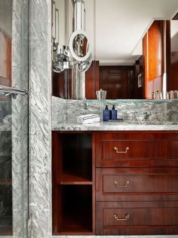 Modernes Bad mit Marmor und eleganten Armaturen