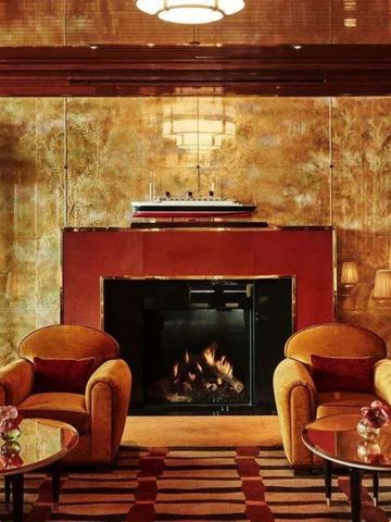 Eleganter Loungebereich mit Kamin und stilvollen Sesseln im Casa Cipriani New York