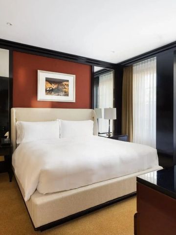 Elegantes Schlafzimmer mit großem Bett und Kunst an den Wänden im Casa Cipriani New York