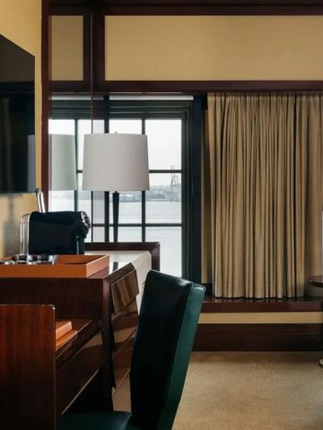 Schreibtischbereich im Zimmer mit Flussblick im Casa Cipriani New York