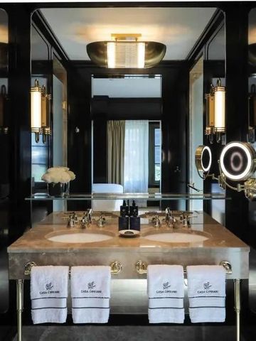 Modernes Badezimmer mit Doppelwaschbecken und eleganter Beleuchtung