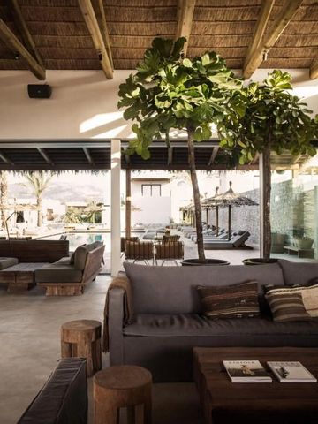 Lounge mit Blick auf den Poolbereich und Pflanzen im OKU Kos Hotel