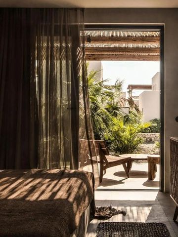 Gemütliches Zimmer des OKU Kos Hotels mit Zugang zur privaten Terrasse