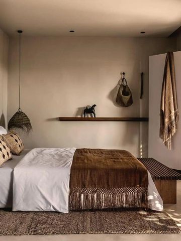 Helles Schlafzimmer mit moderner Dekoration und warmen Erdtönen