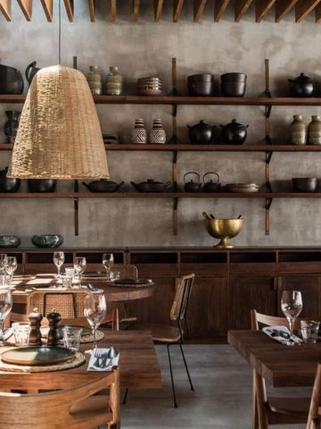 Stilvolles Restaurant mit eleganter Holzeinrichtung und geschmackvollen Details