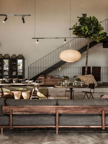 Luxuriöse Lounge mit Designer-Möbeln in zurückhaltenden Farben