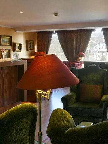 Gemütliche Hotellounge mit eleganten Sesseln und warmem Licht