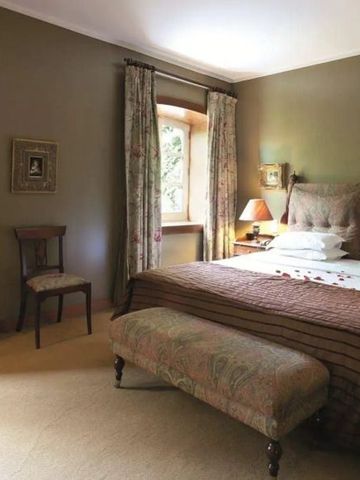 Einladendes Hotelzimmer mit stilvollem Doppelbett und Sitzbereich