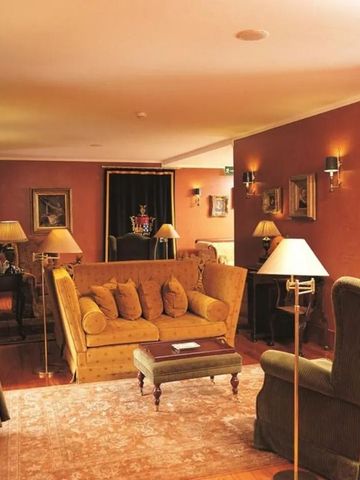 Gemütlicher Salon mit eleganter Dekoration und bequemen Sitzmöbeln