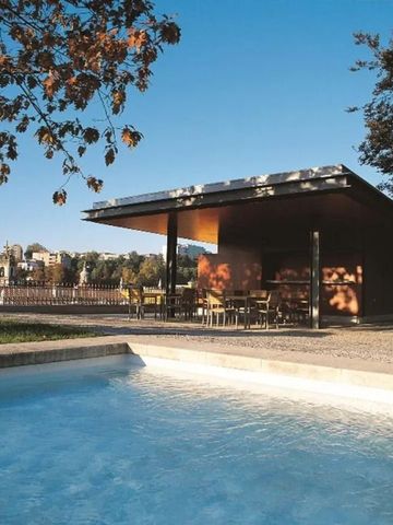 Moderner Pavillon am Rand eines Pools mit Sitzgelegenheiten