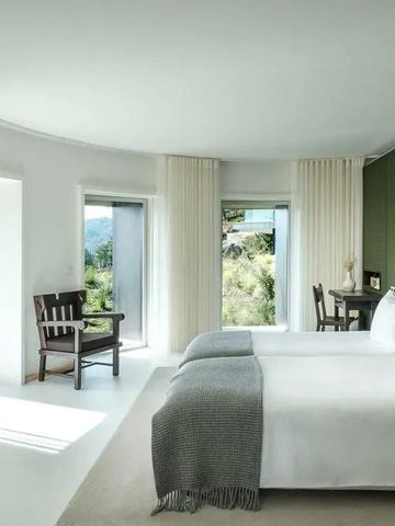 Geräumiges Zimmer mit viel Tageslicht und minimalistischem Design