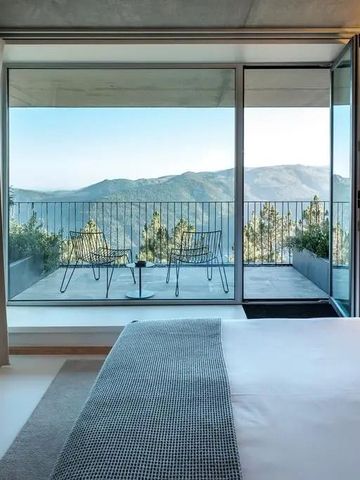 Zimmer mit Aussicht auf die Berge und modernem Dekor