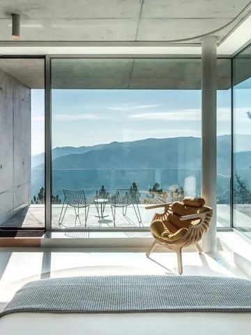 Zimmer mit Panoramafenstern und Bergblick. Stylische Einrichtung