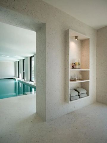 Innenpoolbereich mit Liegen und Handtüchern in eleganter Umgebung