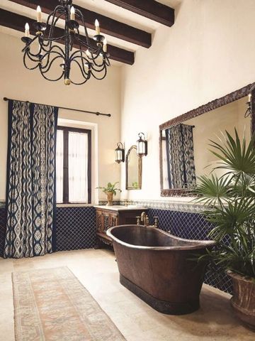 Luxuriöses Badezimmer mit freistehender Kupferbadewanne und eleganter Beleuchtung.