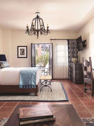 Geräumiges Gästezimmer mit prunkvollem Bett und rustikalem Dekor.