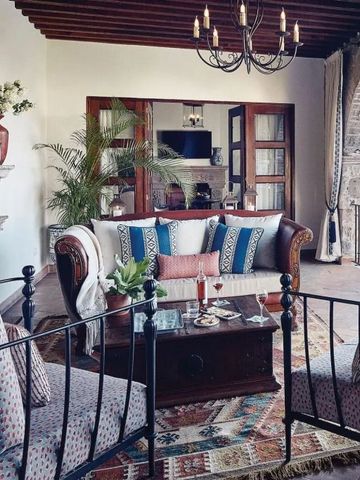 Geschmackvoll eingerichtete Terrasse mit gemütlichem Sofa und dekorativen Elementen