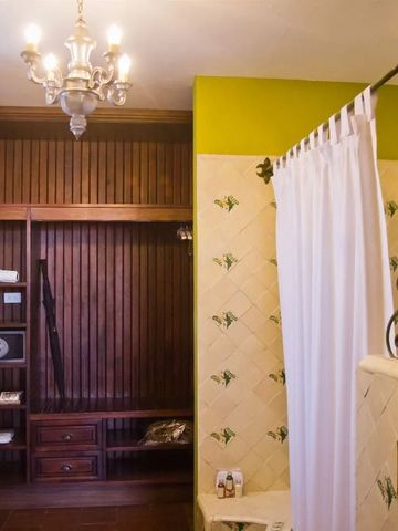 Rustikales Badezimmer mit Holzdetails und komfortabler Dusche in warmen Farbtönen