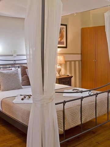 Romantisches Himmelbett im geschmackvoll eingerichteten Zimmer