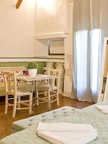 Gemütliches Hotelzimmer mit Sitzecke und Flachbildfernseher