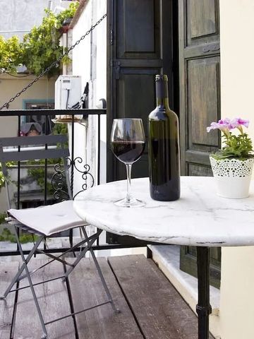 Kleine Terrasse mit Tisch Wein und Blumen im Freien