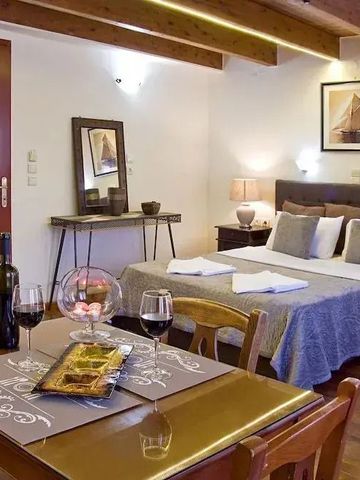 Gemütliches Zimmer mit Esstisch und Doppelbett