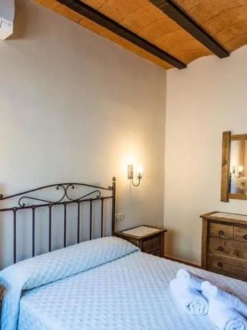 Schlafzimmer mit Holzmöbeln und klassischem Design