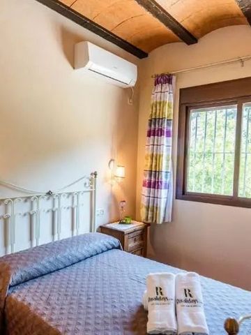 Helles Zimmer mit farbenfrohen Vorhängen und stilvoller Beleuchtung