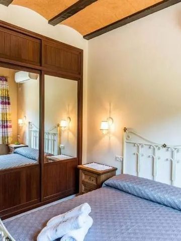 Zimmer mit großem Spiegel und klassischem Metallbett