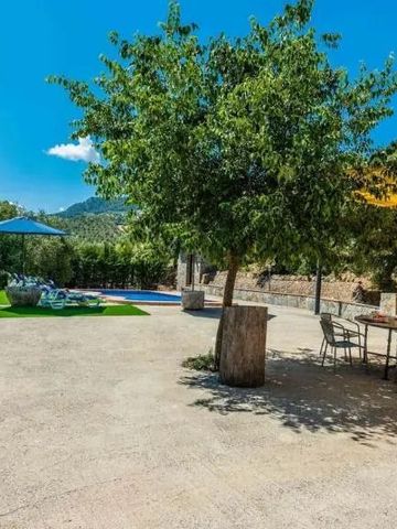 Großzügige Terrasse mit Bäumen und Sitzgelegenheiten unter freiem Himmel