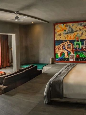 Elegantes Hotelzimmer mit großer Wandkunst und modernem Design