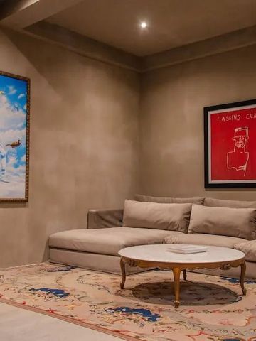 Gemütliche Lounge mit modernen Kunstwerken und luxuriösem Sofa