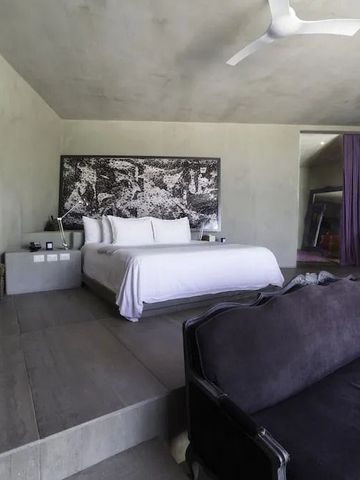 Modernes Hotelzimmer mit Kunstwerk und stilvoller Einrichtung