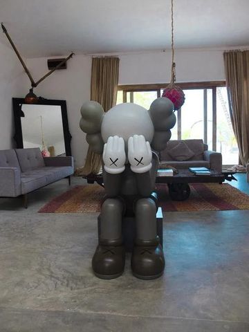 Moderne Skulptur in stilvoller Hotellounge mit Sofas