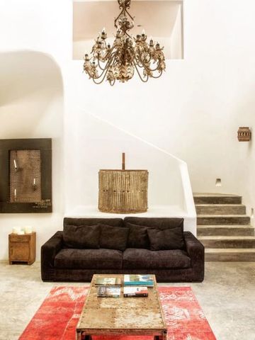 Einladendes Wohnzimmer im Hotel mit antikem Charme und Kronleuchter