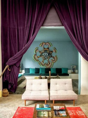 Eleganter Lounge-Bereich mit violettem Vorhang und modernen Möbeln