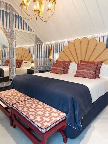 Luxuriöses Schlafzimmer mit großem Bett und opulenten Dekoren.