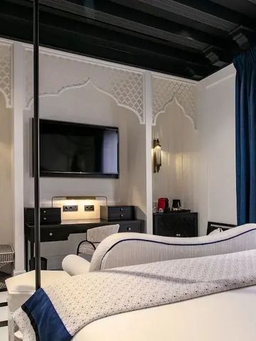 Hotelzimmer mit Flachbildfernseher und elegantem Sitzbereich