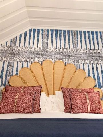 Bett mit fächerförmigem Kopfteil und gemusterten Kissen