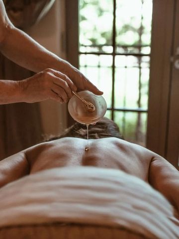 Wellnessbehandlung mit Öl auf einem entspannten Gast